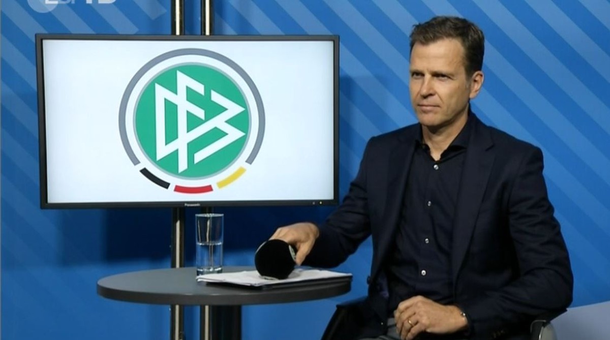 Oliver Bierhoff im Homeoffice.