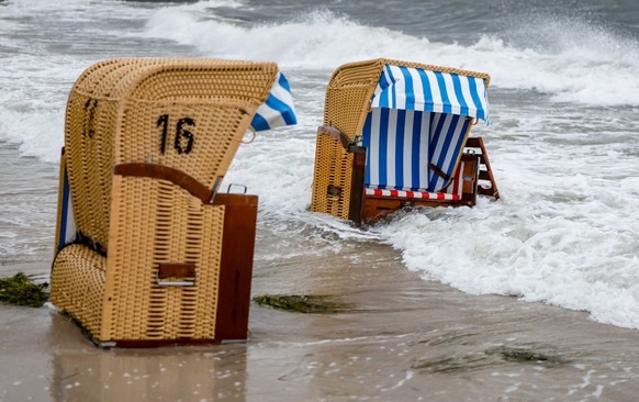 19.10.2023, Schleswig-Holstein, Kiel: Strandkörbe werden in Kiel-Schilksee von den Flutwellen der Ostsee weggespült. An der Ostseeküste in der Kieler und Lübecker Bucht wird nach der Vorhersage des Bu ...