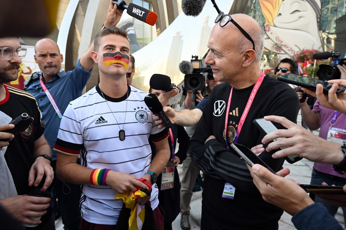 dpatopbilder - 23.11.2022, Katar, Doha: Fußball, WM 2022 in Katar, Bernd Neuendorf (r), DFB-Präsident, und Deutschland-Fan Bengt Kunkel unterhalten sich bei einem Pressetermin vor der der Mobilen Fan- ...