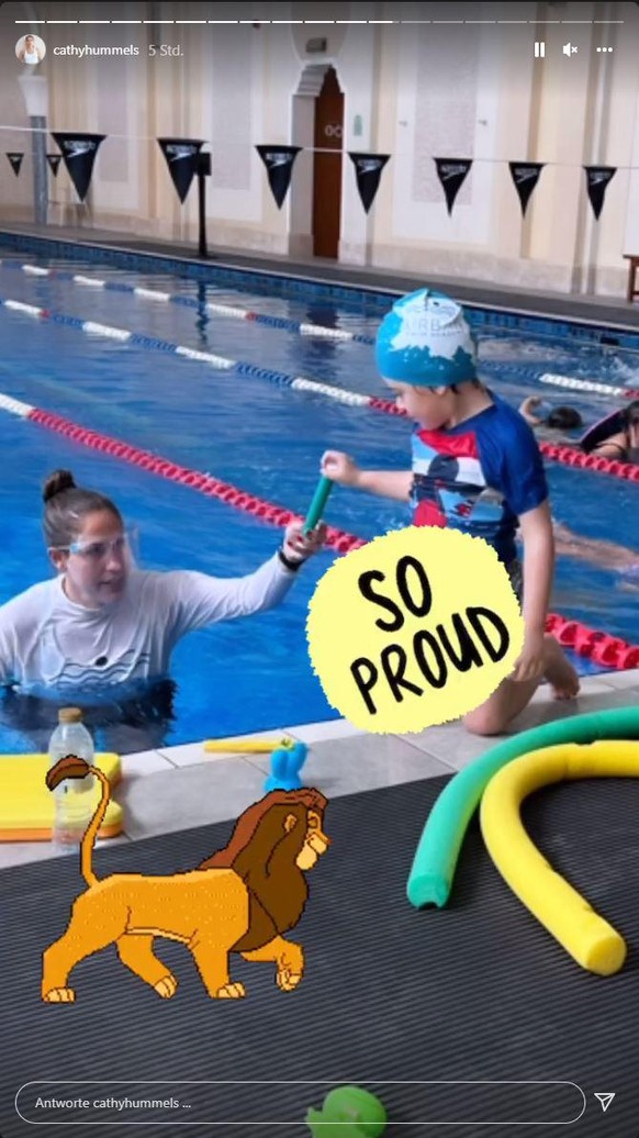 Ganz die stolze Mutter teilt sie auch noch ein Bild vom Sohn beim Schwimmen.