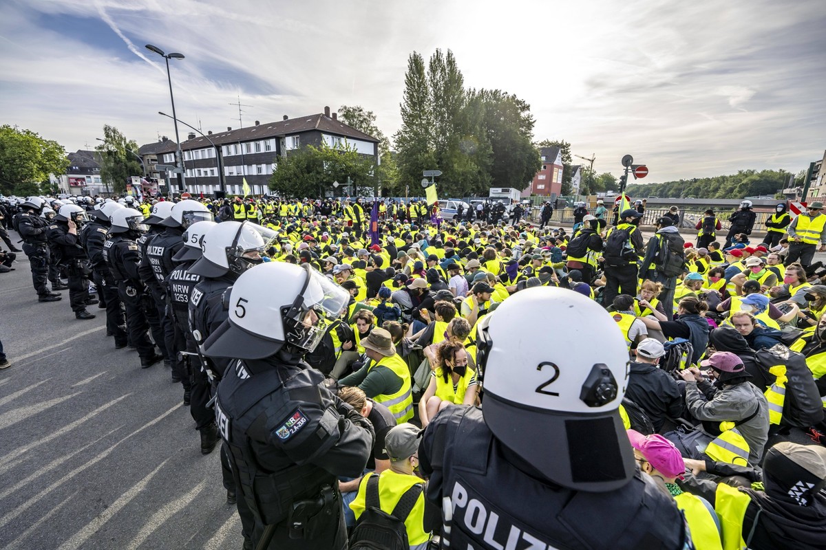 Ausschreitungen im Vorfeld des AFD Parteitags in Essen, Demonstranten besetzten eine Br