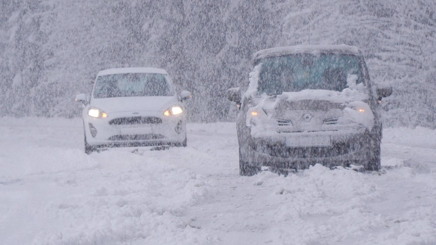 Mit diesen extremen Schneefällen keiner mehr gerechnet. Ein Schneetief sorgte am Sonntagmorgen und Sonntagvormittag für ein massives Schneechaos in Oberfranken. In wenigen Stunden fielen mehr als 25 c ...