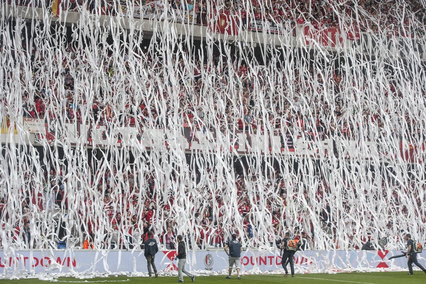 Ob man es jetzt Toilettenpapier oder einfach Klopapier nennt, der Artikel gehört in der westlichen Welt in jedes Badezimmer. Und, so scheint es, auch in die Stadien. Rollen-weise wird das Papier auf d ...