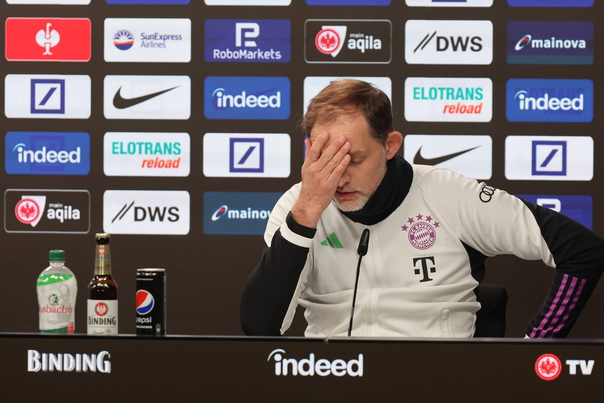 Trainer Thomas Tuchel FC Bayern M�nchen mit entt�uschten Miene nach der Niederlage in der Pressekonferenz, PK, Frust, leerer Blick, Entt�uschung, Mimik , Eintracht Frankfurt - FC Bayern M�nchen, Fussb ...