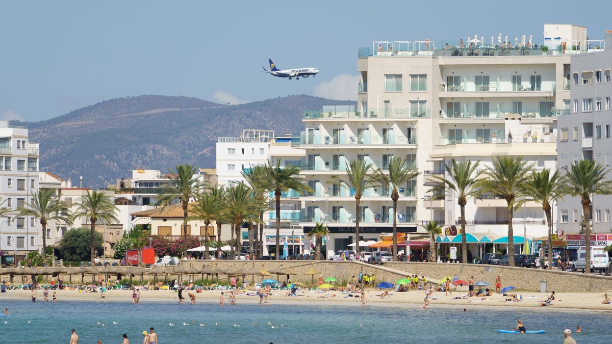 Strandszene an der Playa de Palma und Bucht von Palma im Sommer 2023Strandszene an der Playa de Palma und Bucht von Palma im Sommer 2023, Palma Mallorca Spanien Playa de Palma *** Beach scene at the P ...