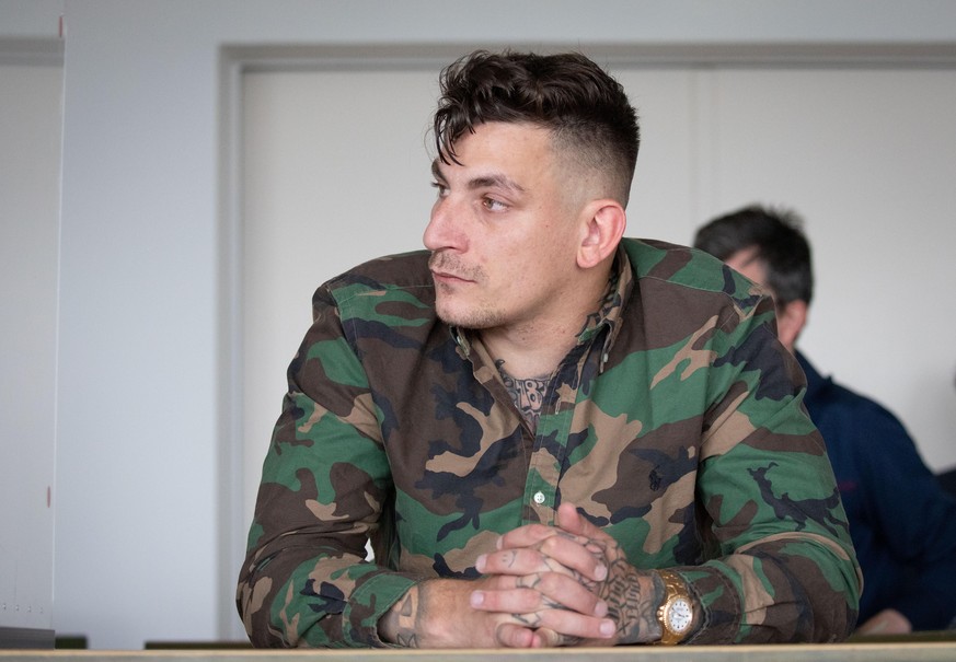 30.06.2020, Hamburg: Der Rapper Gzuz, Mitglied der Hamburger Hip-Hop-Gruppe 187 Strassenbande, sitzt in einem provisorischen Gerichtssaal im Strafjustizgebäude. Dem Musiker werden unter anderem Verstö ...