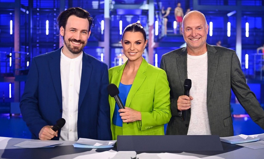 Die Moderator:innen Jan Köppen, Laura Wontorra und Frank Buschmann (v.li.) moderieren das Live-Sportereignis. (Archivfoto, 2022)

+++ Die Verwendung des sendungsbezogenen Materials ist nur mit dem Hin ...