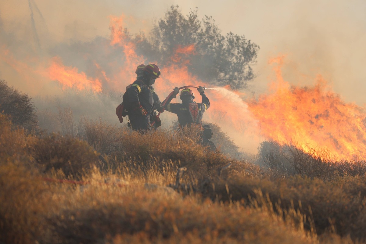 Extinguishing efforts continue for wildfire on Greek island of Crete CRETE, GREECE - JULY 3: Extinguishing efforts continue after fire breaks out in the Lasithi prefecture of the city of Ierapetra, Cr ...