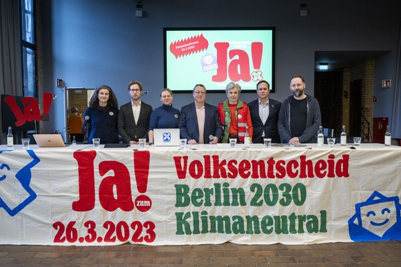 23.03.2023, Berlin: Jessamine Davis (l-r), Sprecherin der Initiative &quot;Berlin 2030 Klimaneutral&quot;, Julian Zuber, Gesch�ftsf�hrer der Klimaschutzorganisation German Zero, Rabea Koss, Sprecherin ...