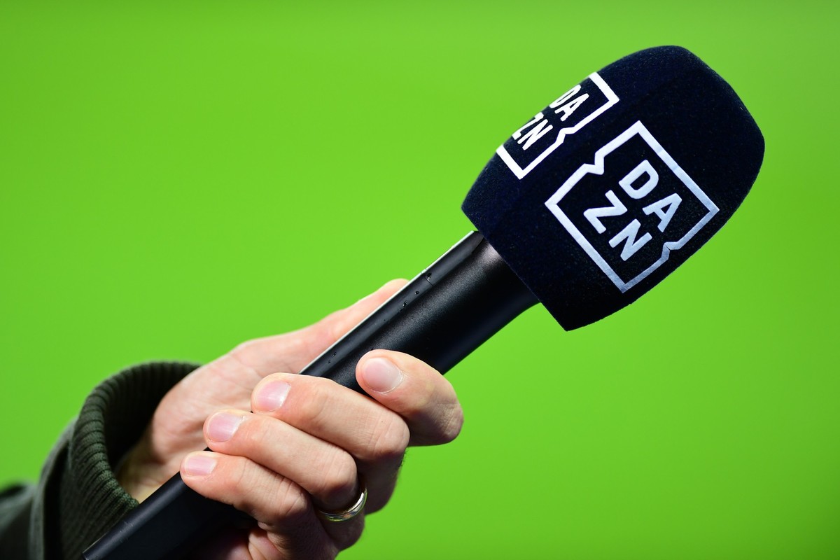 ARCHIV - 04.10.2019, Berlin: Fu�ball: Bundesliga, Hertha BSC - Fortuna D�sseldorf, 7. Spieltag im Olympiastadion. Die Hand eines Reporters h�lt bei einem Interview vor dem Spiel ein Mikrofon mit der A ...