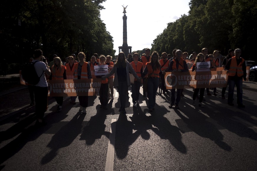 Protestors attend a demonstration of the climate protest group &#039;Letzte Generation&#039;, &#039;Last Generation&#039; in Berlin, Germany, Wednesday, May 24, 2023. Posters read: &#039;Last generati ...