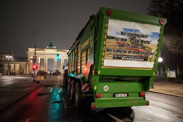 12.01.2024, Berlin: Landwirte aus Perleberg stehen mit ihren Traktoren vor dem Brandenburger Tor. Viele Landwirte haben sich bereits auf den Weg nach Berlin gemacht, um bei der Groß-Demonstration gege ...