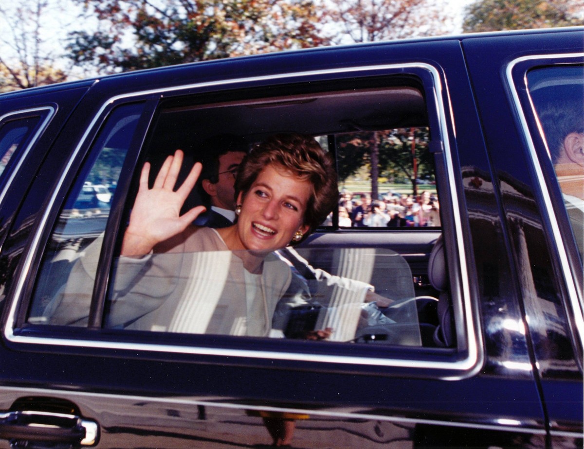 October 21, 1994 - Washington, District of Columbia, United States of America - Princess Diana waves farewell following her visit to the American Red Cross Headquarters in Washington, DC on October 21 ...