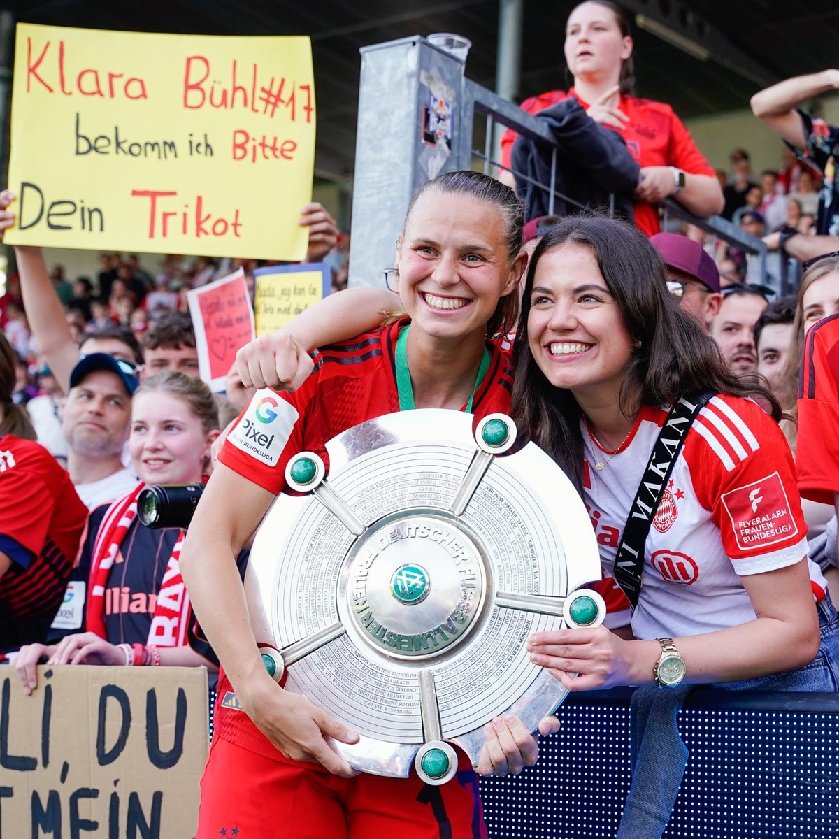20.05.2024, Baden-Württemberg, Sinsheim: Fußball, Frauen: Bundesliga, TSG 1899 Hoffenheim - Bayern München, 22. Spieltag, Dietmar-Hopp-Stadion. Münchens Klara Bühl hält vor der Fankurve die Meistersch ...