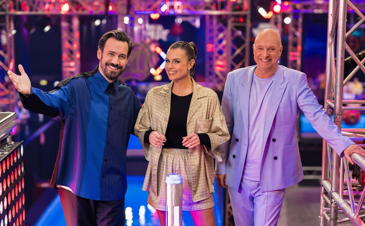 Die Moderatoren Jan Köppen (l.), Laura Wontorra und Frank (Buschi) Buschmann.

+++ Die Verwendung des sendungsbezogenen Materials ist nur mit dem Hinweis und Verlinkung auf RTL+ gestattet. +++