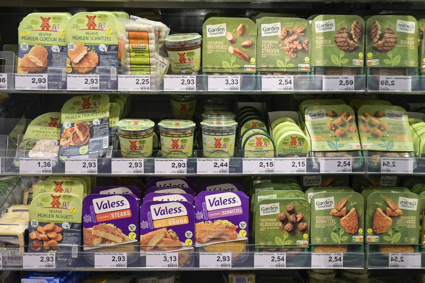 Germany, vegetarian meat taste products GERMANY, Edeka supermarket, processed vegetarian meat taste substitute products *** DEUTSCHLAND, Hamburg, Edeka Supermarkt, vegane Fleischersatzprodukte, Veggie ...