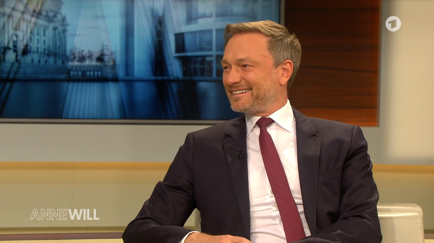 Christian Lindner bricht über seine eigene Aussage in Lachen aus.