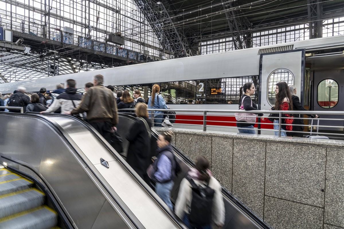 Kölner Hauptbahnhof, Fahrtreppen zum und vom Bahnsteig, Fahrgäste warten auf den Zug, Köln, NRW, Deutschland Bahnverkehr Köln *** Cologne Central Station, Escalators to and from the platform, Passenge ...
