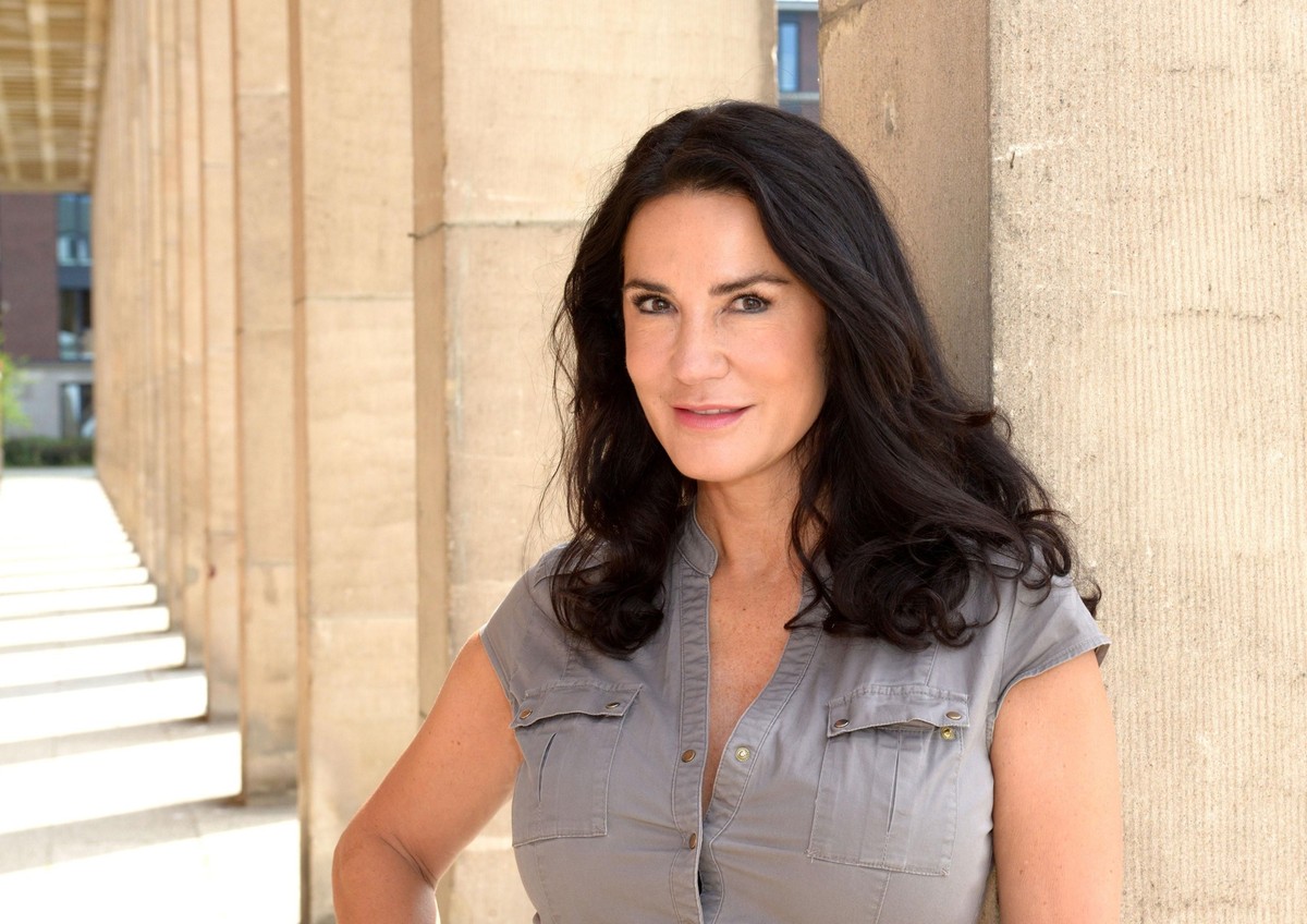 Mariella Ahrens spielt wieder &quot;Elinor&quot; bei GZSZ: Das Comeback nach knapp 30 Jahren.

+++ Die Verwendung des sendungsbezogenen Materials ist nur mit dem Hinweis und Verlinkung auf RTL+ gestat ...