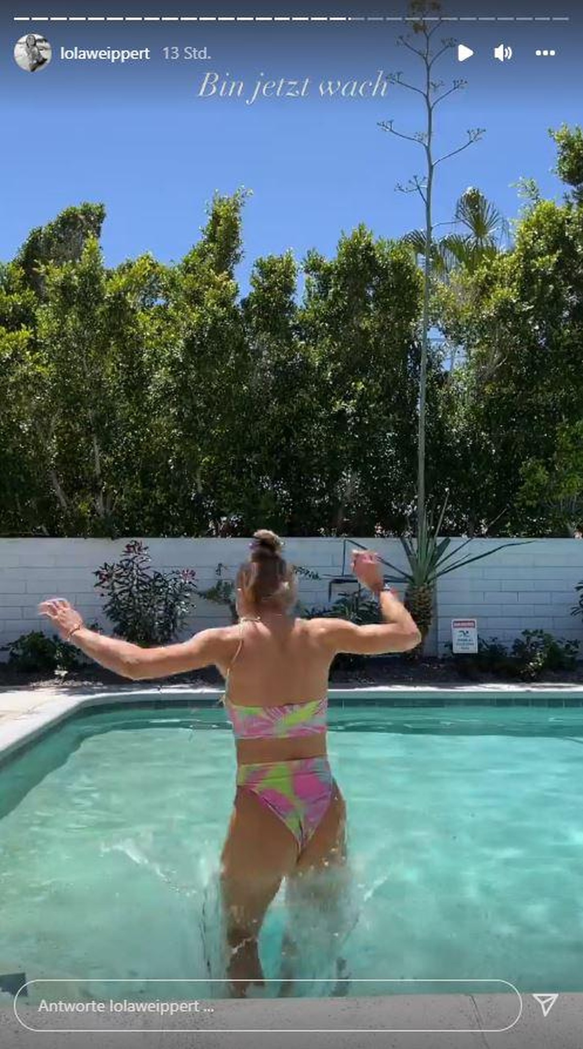 Lola Weippert hüpft in den Pool – zur Freude ihrer Fans nicht allzu elegant.