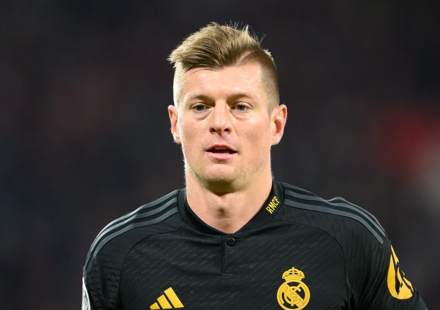 ARCHIV - 13.02.2024, Sachsen, Leipzig: Fußball: Champions League, RB Leipzig - Real Madrid, K.o.-Runde, Achtelfinale, Hinspiele, Red Bull Arena. Madrids Toni Kroos steht auf dem Feld. (zu dpa: «Kroos  ...