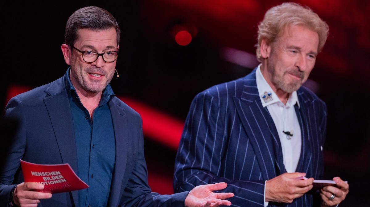 11.12.2022, Nordrhein-Westfalen, Hürth: Thomas Gottschalk (r) und Karl-Theodor zu Guttenberg, Moderatoren, stehen beim RTL-Jahresrückblick &quot;Menschen, Bilder, Emotionen 2022&quot; im Studio. Foto: ...