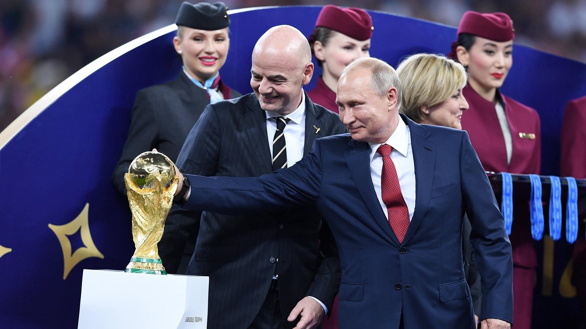 FUSSBALL WM Qualifikation 2022 - ARCHIVBILD: WM 2018 FINALE Frankreich - Kroatien 15.07.2018 FIFA-Praesident Gianni Infantino li, Schweiz und Praesident Wladimir Wladimirowitsch Putin re, Russland mit ...