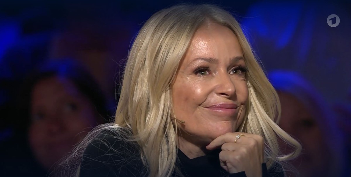 Michelle freut sich sichtlich, als das Video zu ihrem Song gezeigt wird.