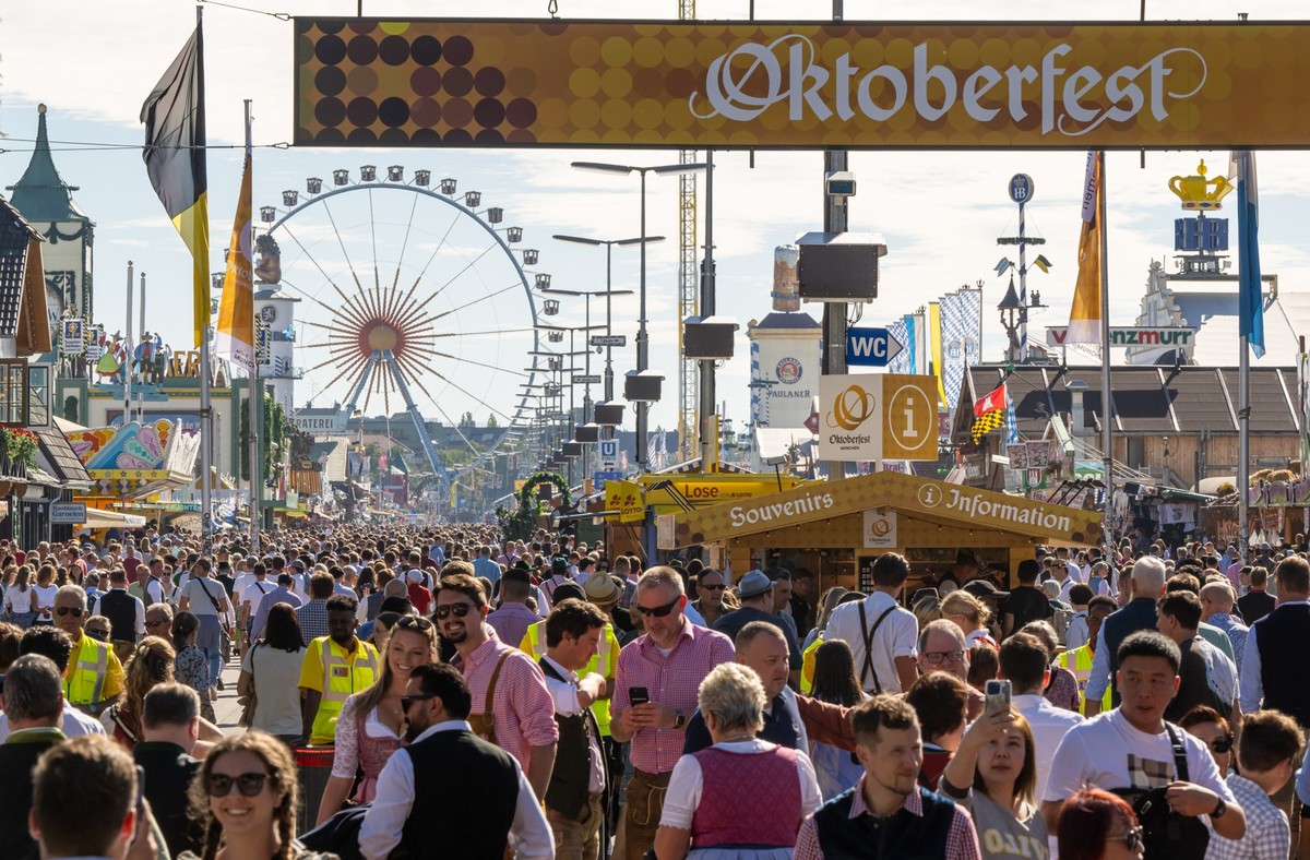 ARCHIV - 29.09.2023, Bayern, M�nchen: Wiesn-Besucher gehen beim 188. M�nchner Oktoberfest �ber das Gel�nde. (zu dpa: �Gras auf der Wiesn? Regeln zu Cannabis auf dem Volksfest offen�) Foto: Peter Kneff ...