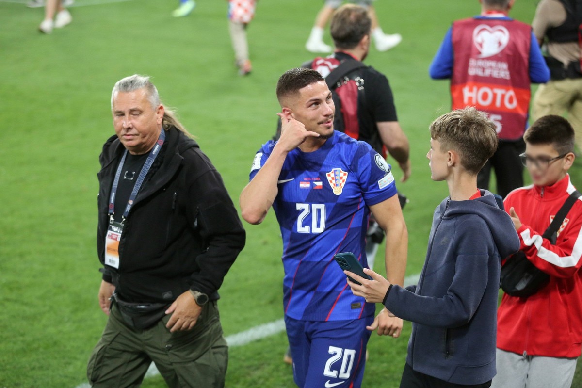 Croatia, Osijek, 090625. Opus Arena Stadium. Croatian player Franjo Ivanovic celebrates the victory after the qualifying match of the 4th round of Group L for the FIFA World Cup, WM, Weltmeisterschaft ...