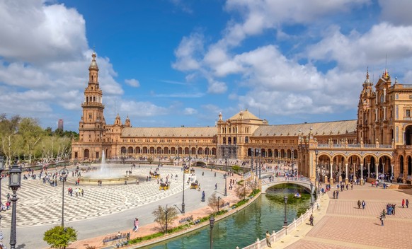 Die spanische Stadt Sevilla ist ein beliebtes Ziel für Tourist:innen.
