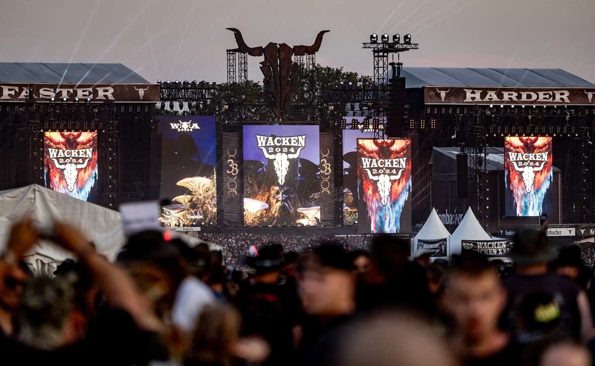 31.07.2024, Schleswig-Holstein, Wacken: Besucher des Wacken Open Air feiern vor den Bühnen. Das WOA gilt als größtes Heavy-Metal-Festival der Welt. Foto: Axel Heimken/dpa +++ dpa-Bildfunk +++