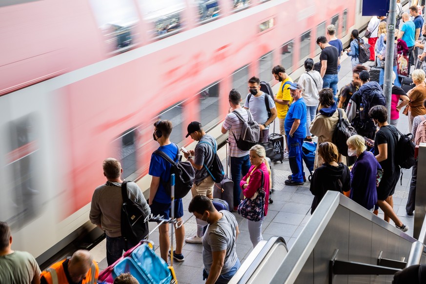 31.08.2022, Berlin: Fahrgäste steht am Berliner Bahnhof Ostkreuz am Bahnsteig, während ein Zug einfährt. Drei Monate lang galten in Deutschland Entlastungsmaßnahmen gegen hohe Energiepreise, nun laufe ...