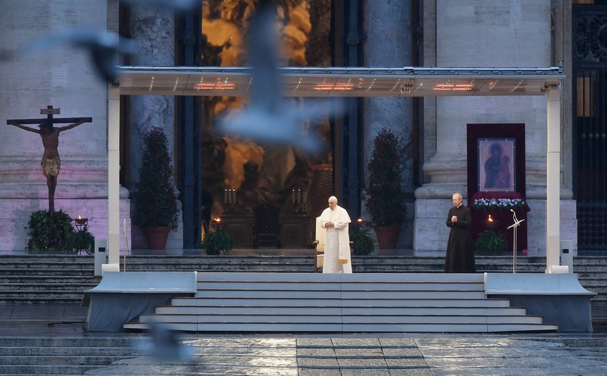 Rom / Vatikan 27.03.2020 Papst Franziskus I. spendet auf einem menschenleeren Petersplatz den traditionellen Ostersegen, Urbi et Orbi *** Rome Vatican 27 03 2020 Pope Francis I gives the traditional E ...