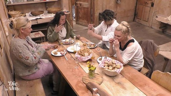 "Das letzte Abendmahl": Alm-Öhi Sepp überraschte die Alministen mit einer opulenten Wurst- und Käseplatte.