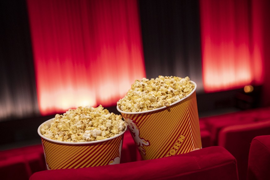 ARCHIV - 10.09.2022, Berlin: Popcorn steht zwischen den Sitzreihen in einem Kino im Cinestar Treptow. Die Kinos in Deutschland sind Angaben von Branchenverbänden zufolge weiter auf Erholungskurs. (zu  ...