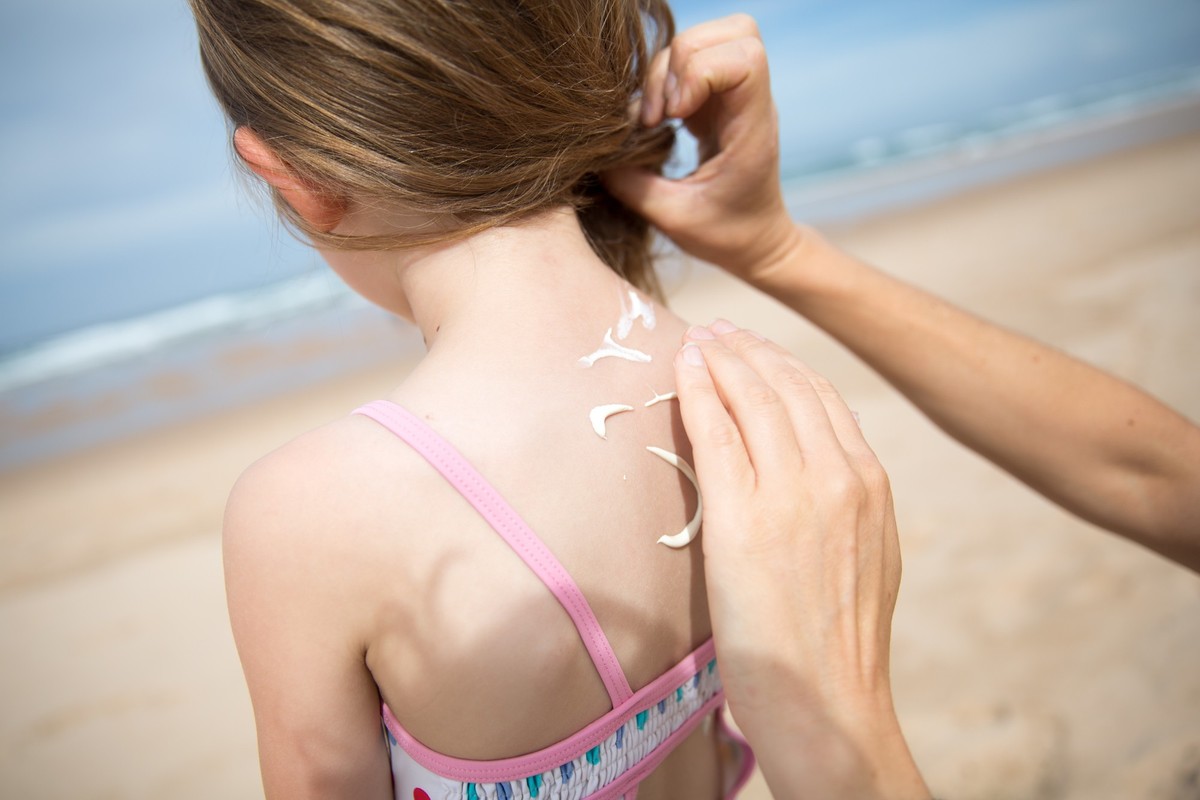 ILLUSTRATION - Damit Sonnencreme auch die sensible Kinderhaut sch