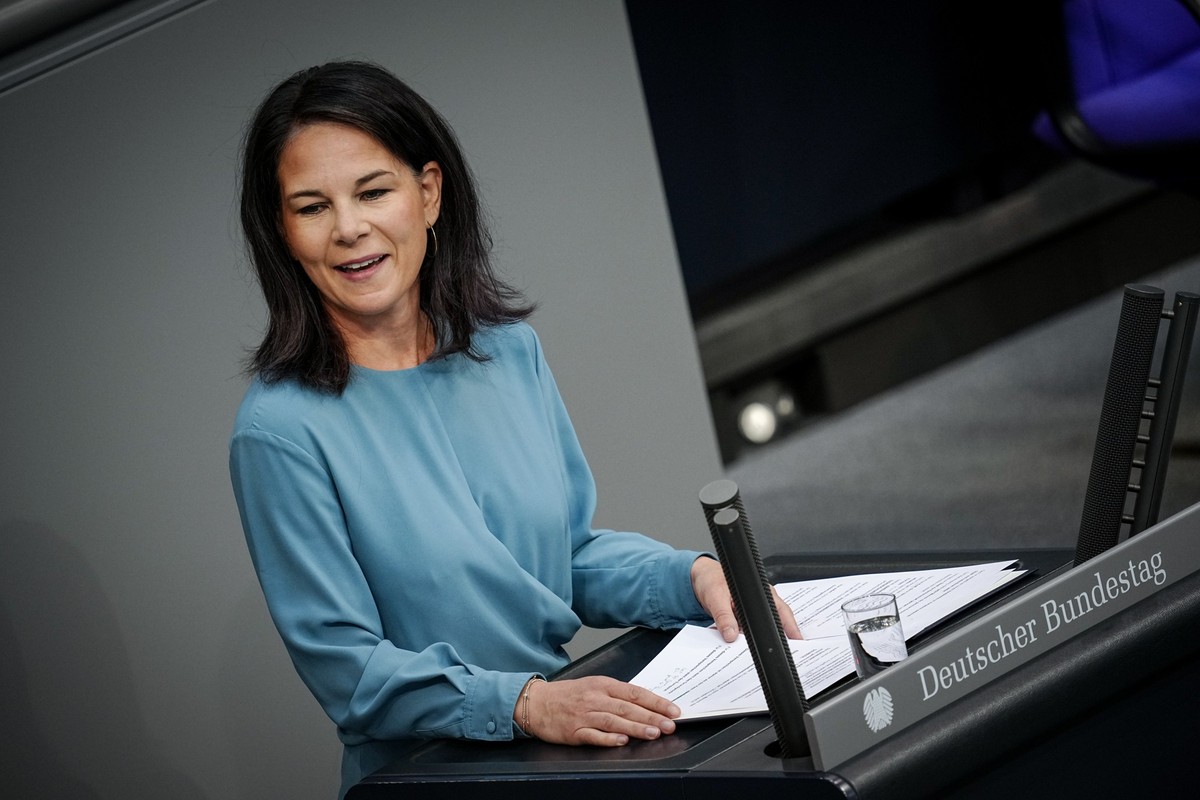 ARCHIV - 16.05.2024, Berlin: Annalena Baerbock (Bündnis 90/Die Grünen), Außenministerin, spricht im Bundestag zum Thema 75 Jahre Europarat. (zu dpa: «Baerbock: Wegen Krisen keine erneute Kanzlerkandid ...