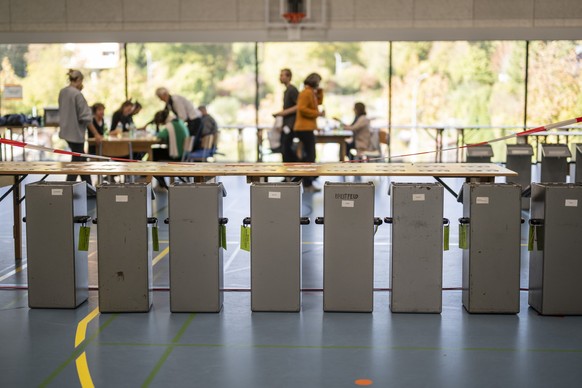 22.10.2023, Schweiz, Bern: Leere Wahlurnen stehen in der Sporthalle Weissenstein neben den Tischen, an denen die Wahlzettel ausgez�hlt werden. Rund 5,5 Millionen B�rger sind aufgerufen, die Mitglieder ...