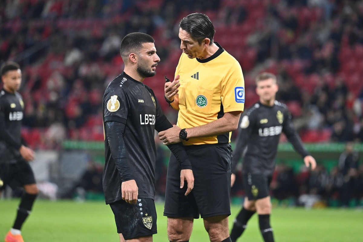 Schiedsricher Deniz AYTEKIN diskutiert mit Deniz UNDAV VFB Stuttgart. Fussball DFB Pokal , 2.Runde 1.FSV Mainz 05 - VfB Stuttgart 2-0 am 29.10..2025 , MEWA ARENA Saison 2025/2026, *** Referee Deniz AY ...