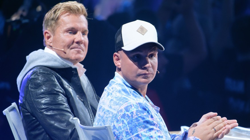 08.04.2023, Nordrhein-Westfalen, Köln: Die Juroren Dieter Bohlen (l) und Pietro Lombardi sitzen beim Halbfinale der Castingshow «Deutschland sucht den Superstar» auf der Bühne. Foto: Henning Kaiser/dp ...