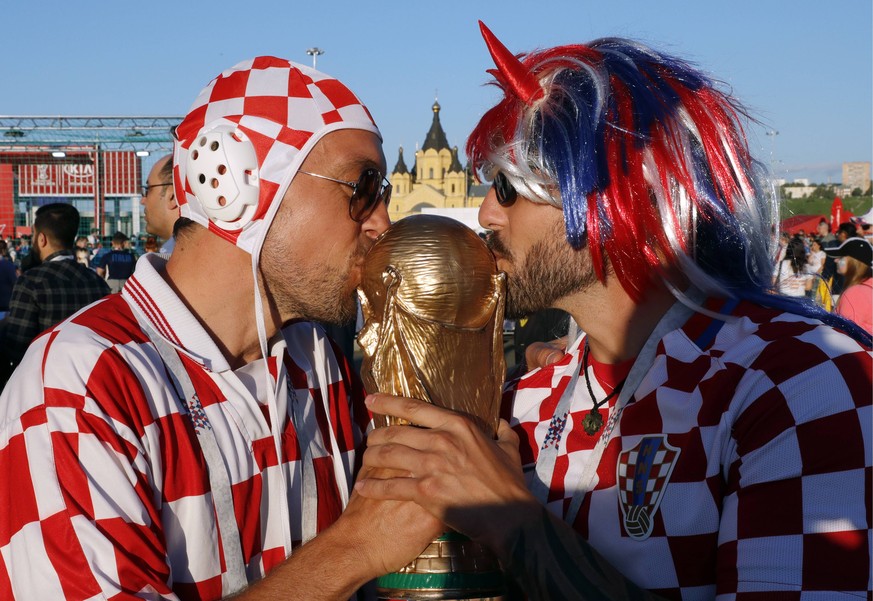 NIZHNY NOVGOROD, RUSSIA - JUNE 21, 2018: Croatian football fans with a replica of the FIFA World Cup WM Weltmeisterschaft Fussball Trophy before a Group Stage football match between Argentina and Croa ...