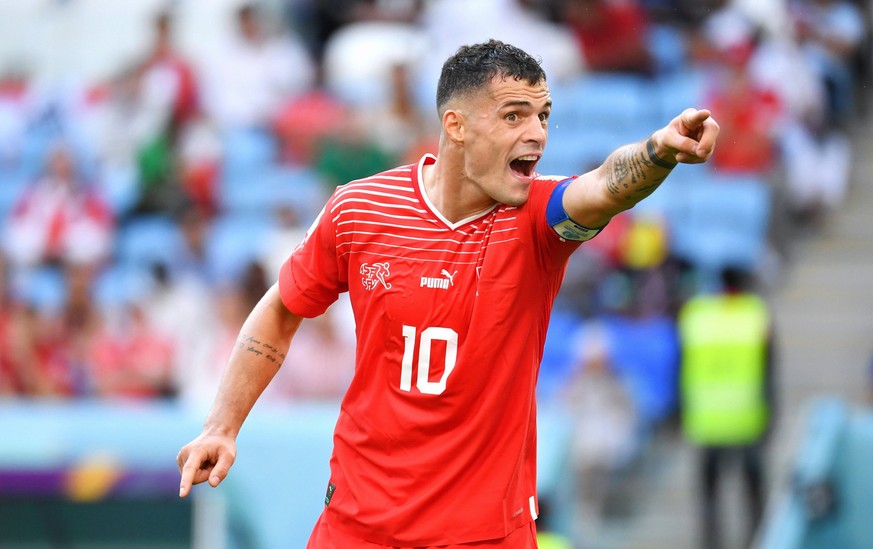 Fussball, Weltmeisterschaft, 2022, Herren, Qatar, Gruppe G, 1. Spieltag, Al-Janoub Stadium: Schweiz - Kamerun 1:0 Granit Xhaka SUI. Aktion, Einzelbild. FIFA REGULATIONS PROHIBIT ANY USE OF PHOTOGRAPHS ...