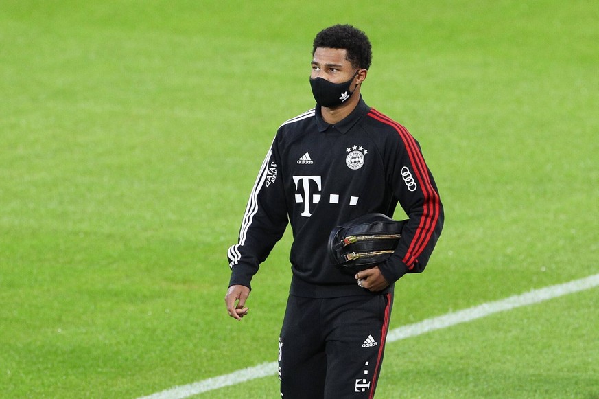 Serge Gnabry 22 FC Bayern Muenchen kommt an der Arena mit Mundschutz an, FC Bayern Muenchen vs. FC Schalke 04, 1.Bundesliga, 18.09.2020, DFB regulations prohibit any use of photographs as image sequen ...