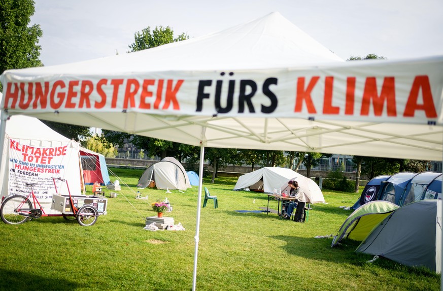15.09.2021, Berlin: Ein Camp von Hungerstreikenden ist im Regierungsviertel aufgebaut. Die Aktivisten befinden sich seit 17 Tagen im Hungerstreik f
