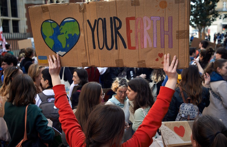 Following the call of Greta Thunberg for a World School Strike and &#039;Fridays for future&#039;, school students and students took to the streets of Toulouse to denounce the governments inaction tow ...