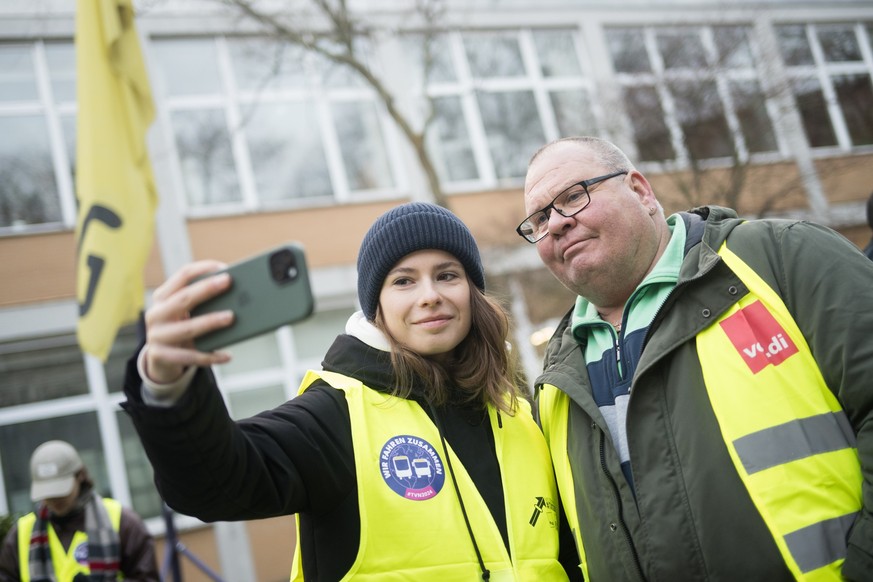 02.02.2024, Berlin: Luisa Neubauer, Aktivistin von Fridays for Future, macht am BVG-Busdepot Cicerostraße mit Streikleiter Lothar ein Selfie. In dem bundesweit in regionalen Verhandlungen laufenden Ta ...