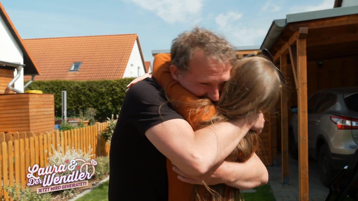 Klaus und Laura: Er freut sich, dass er seine Tochter wieder fest in die Arme schließen kann.