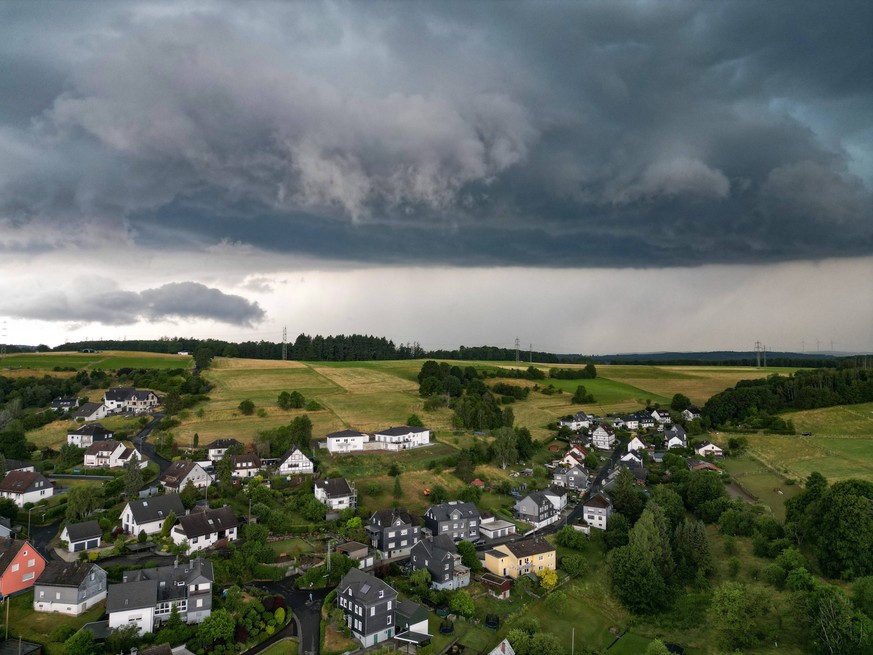 Luftaufnahme. Dunkle Wolken am Himmel wie hier in Siegen-Oberschelden. Es braut sich was zusammen. Immer wieder ziehen dunkle Wolken auf und es gibt auch immer wieder Amtliche Unwetterwarnungen vor sc ...