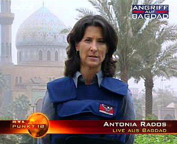 Die RTL-Reporterin Antonia Rados während eines Live-Berichtes aus Bagdad (undatiertes Handout). Für ihre Berichterstattung über den Irak-Krieg erhält die 49-jährige Österreicherin gemeinsam mit ihrem  ...